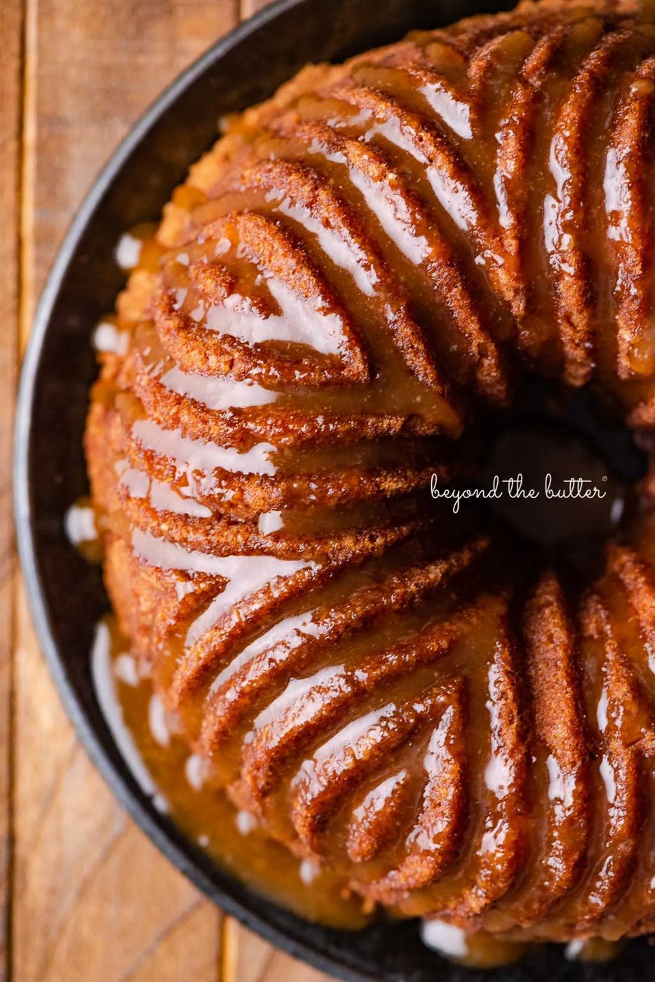 Apple bundt cake on black dessert plate | © Sovuh