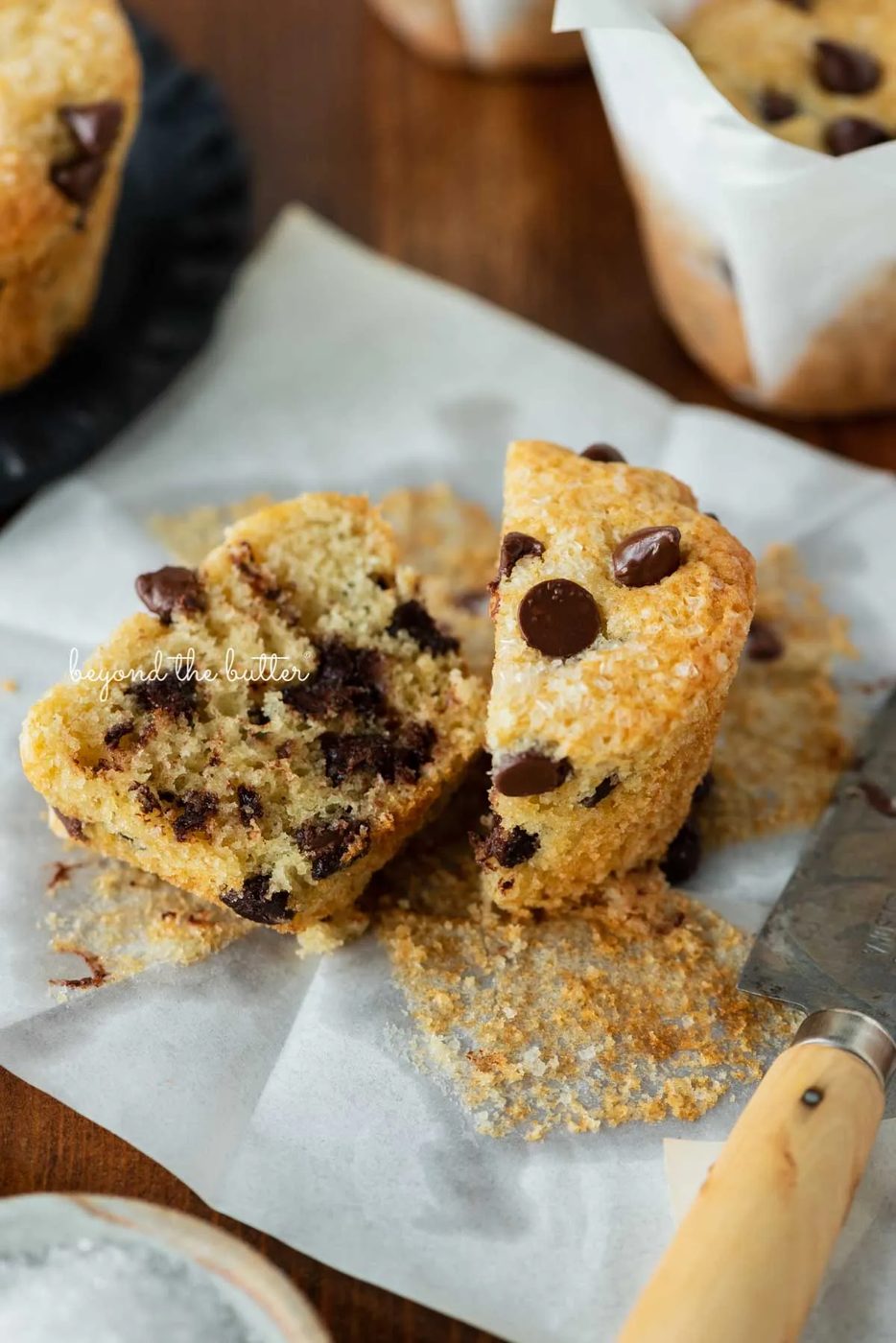 Bakery style chocolate chip muffin sliced in half laying on the tulip style liner | © Sovuh