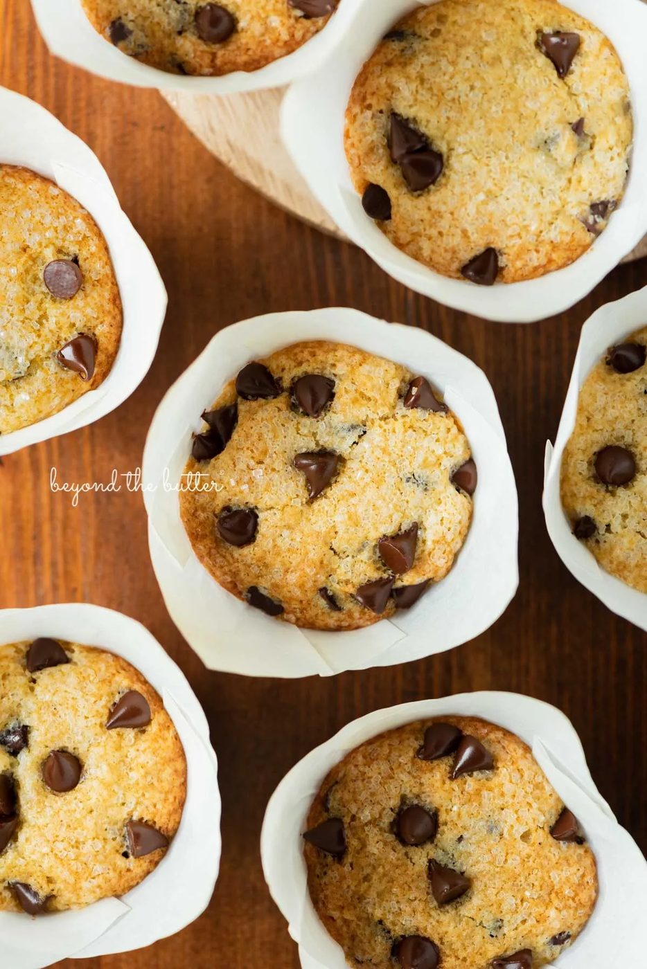 Bakery style chocolate chip muffins on a dark wood background | © Sovuh