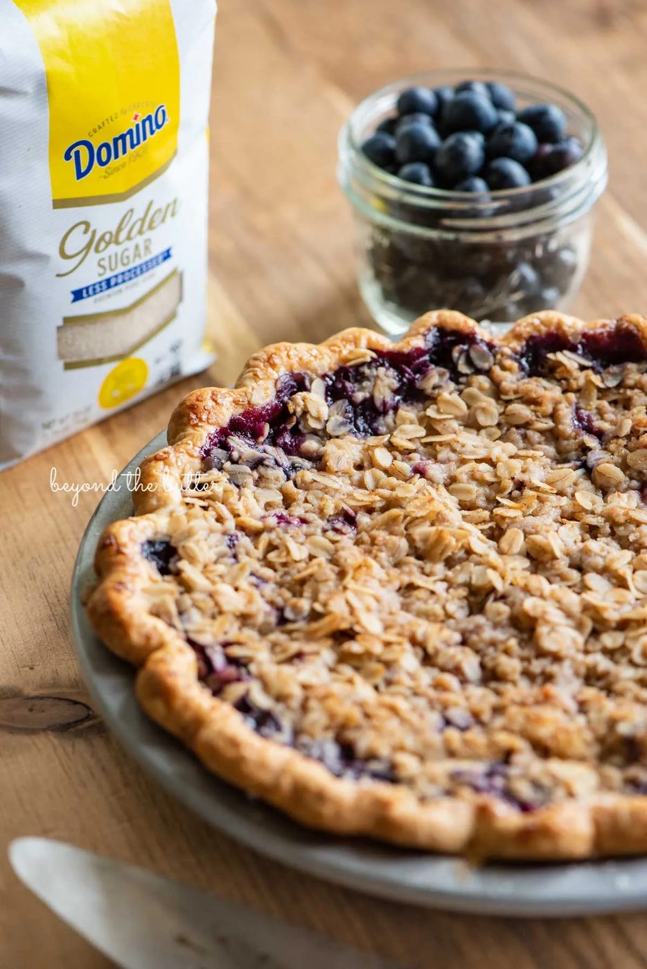 Just baked blueberry crumble pie made with Domino Golden Sugar | © Sovuh