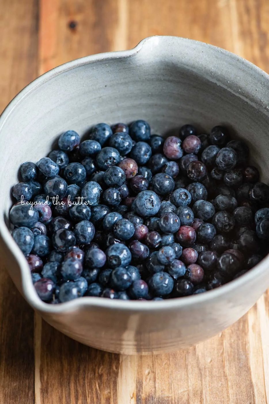 Ceramic bowl full of freshly rinsed blueberries | © Sovuh
