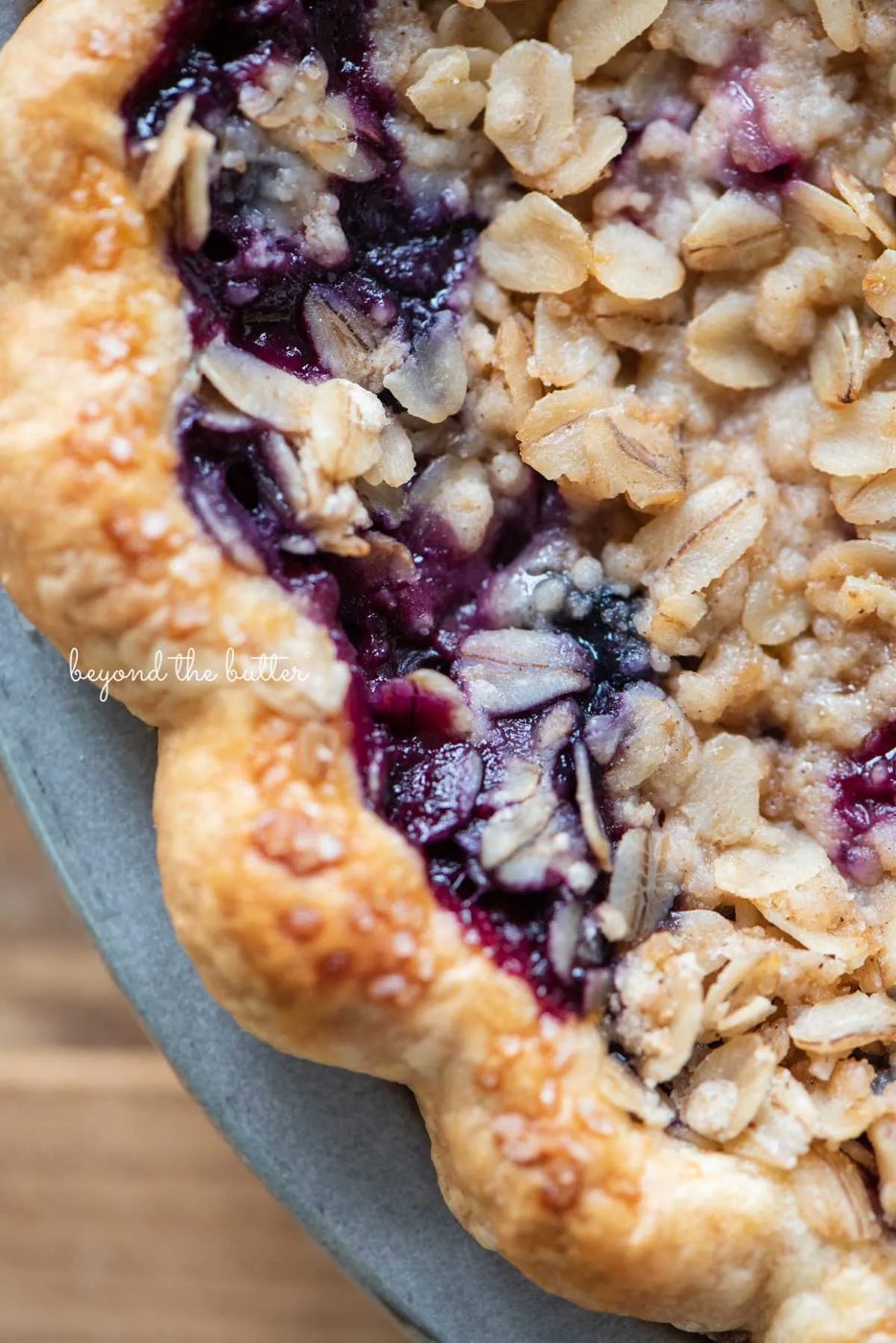 Upclose image of blueberry crumble pie crust edge | © Sovuh