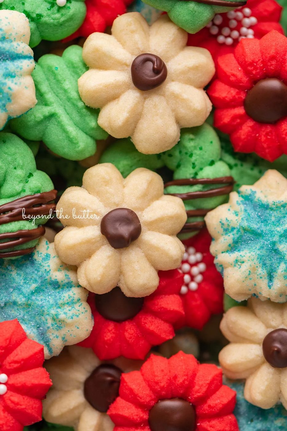 Pile of decorated buttery familiar spritz cookies | © Sovuh