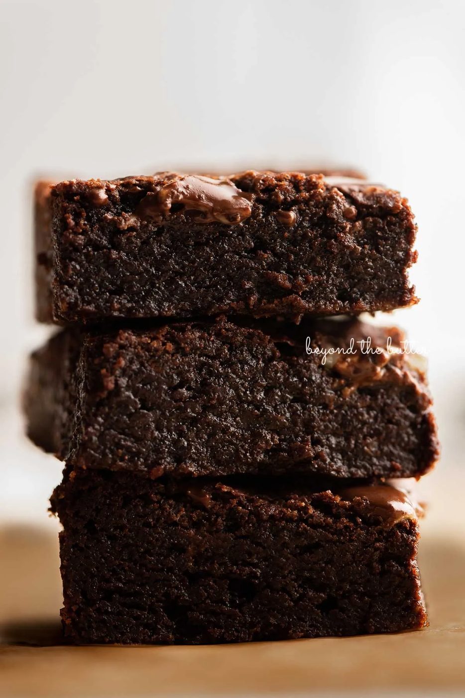 Stacked mint chocolate brownies on brown parchment paper | © Sovuh