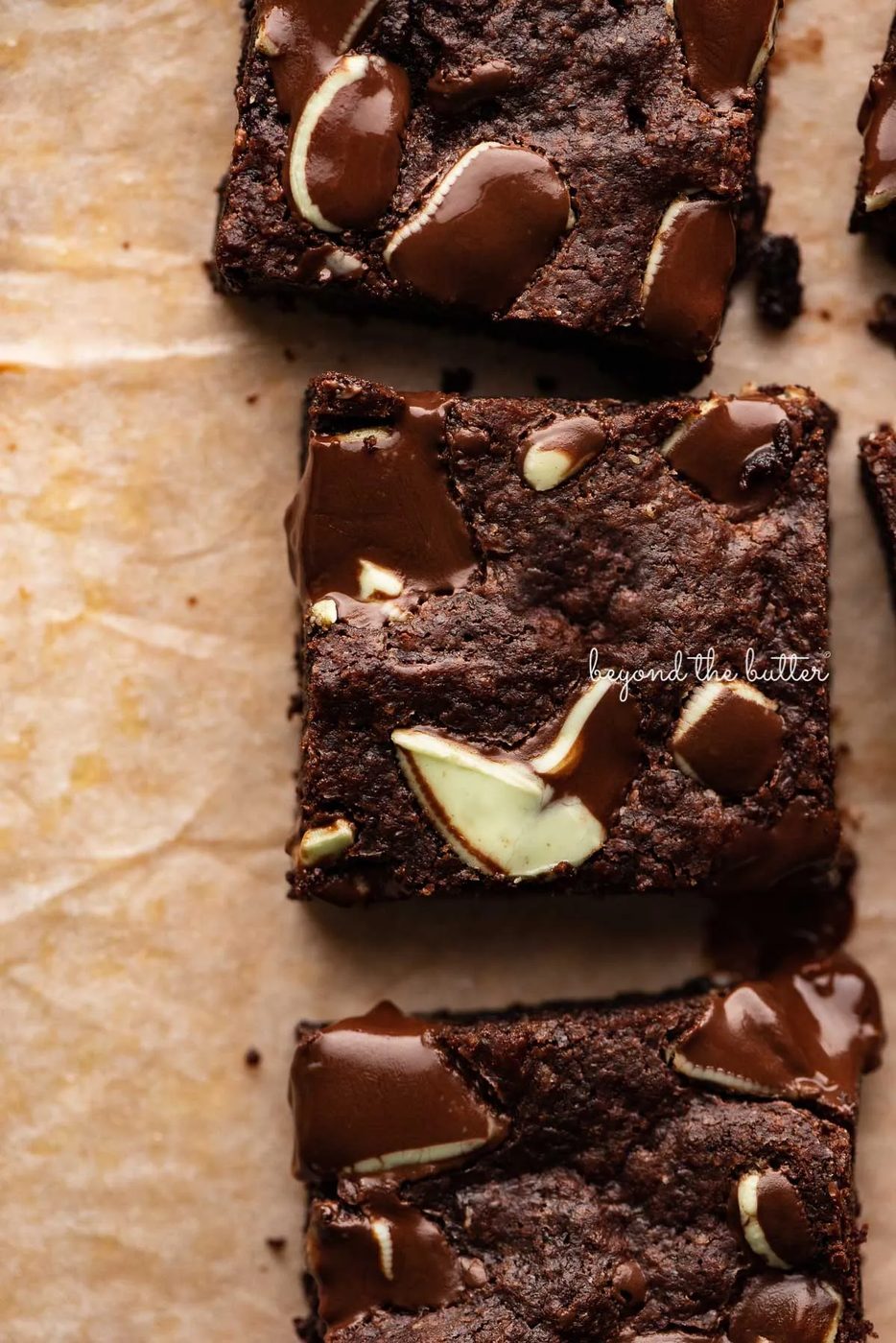 Double chocolate brownies on brown parchment paper background | © Sovuh