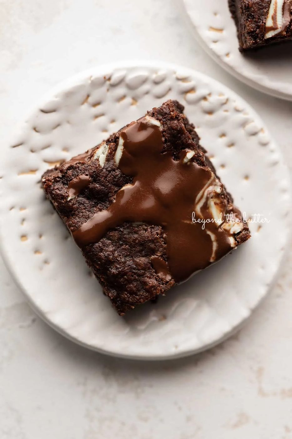 A single mint chocolate brownie on a small white dessert plate | © Sovuh