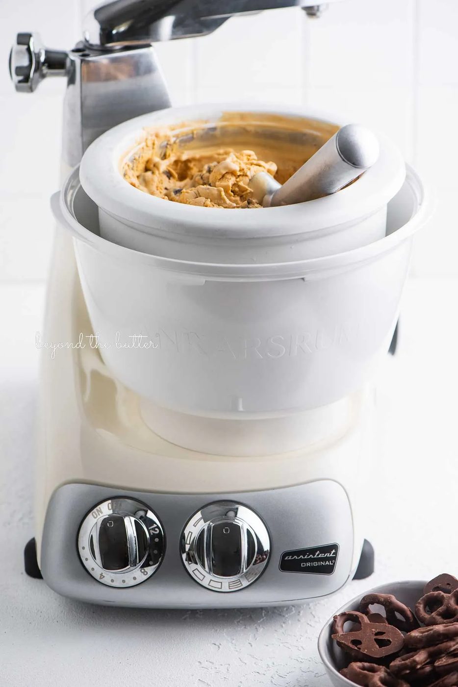 Dulce de leche ice cream made in an Ankarsrum Assistent Original with the ice cream maker attachment | © Sovuh