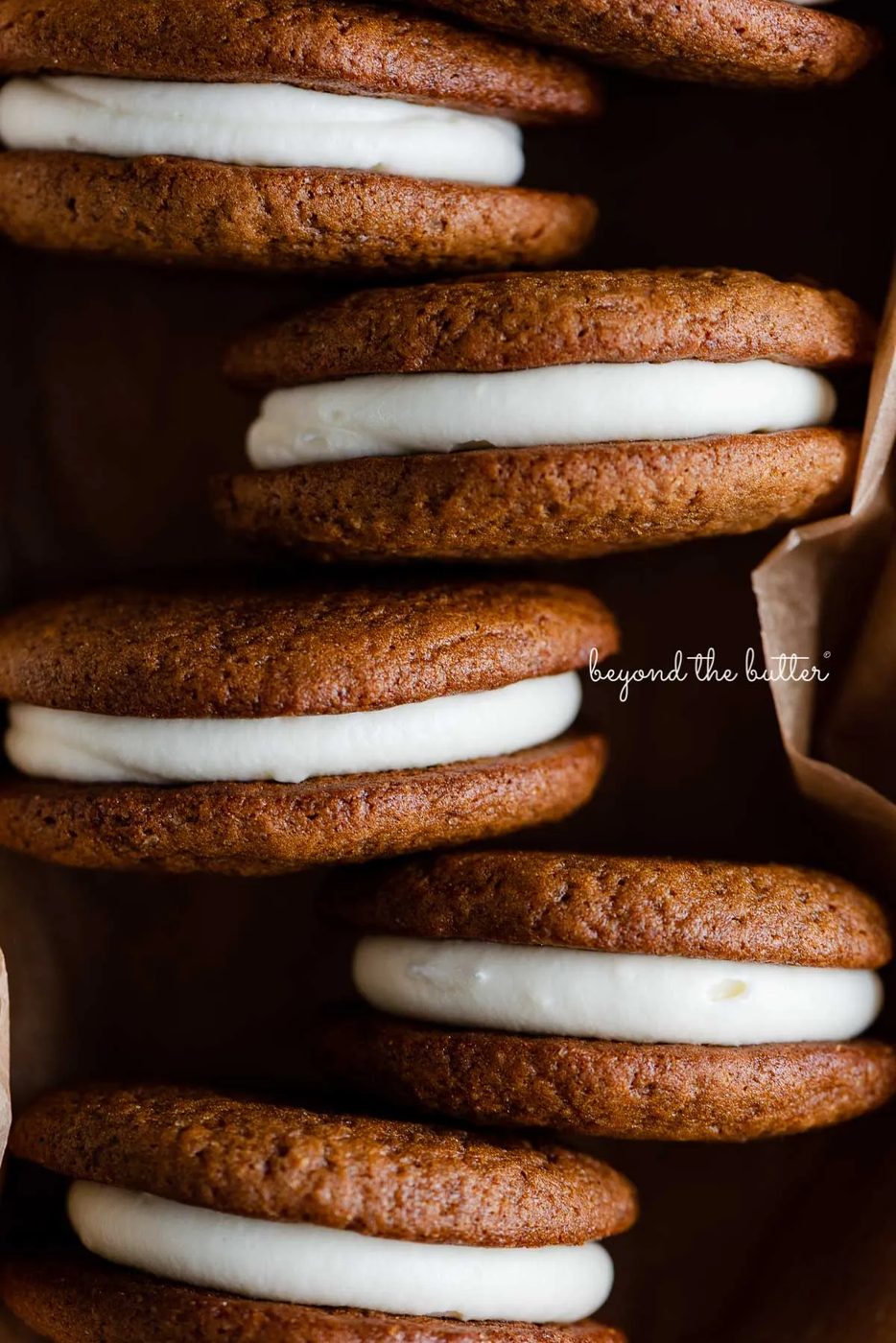 Gingerbread whoopie pies in a natural parchment paper lined ceramic pan | © Sovuh