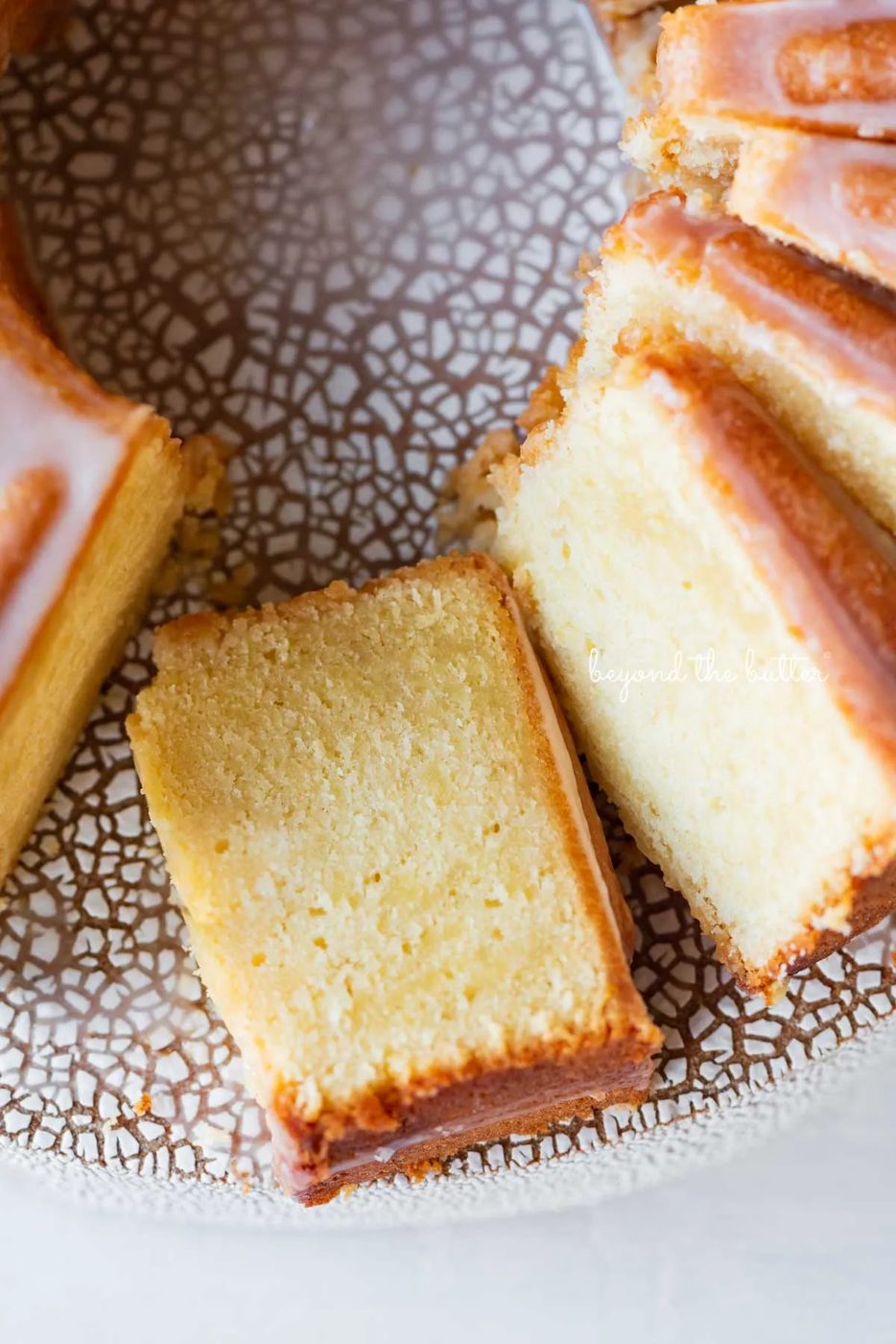 Sliced lemon cream cheese pound cake with a lemon glaze | © Sovuh