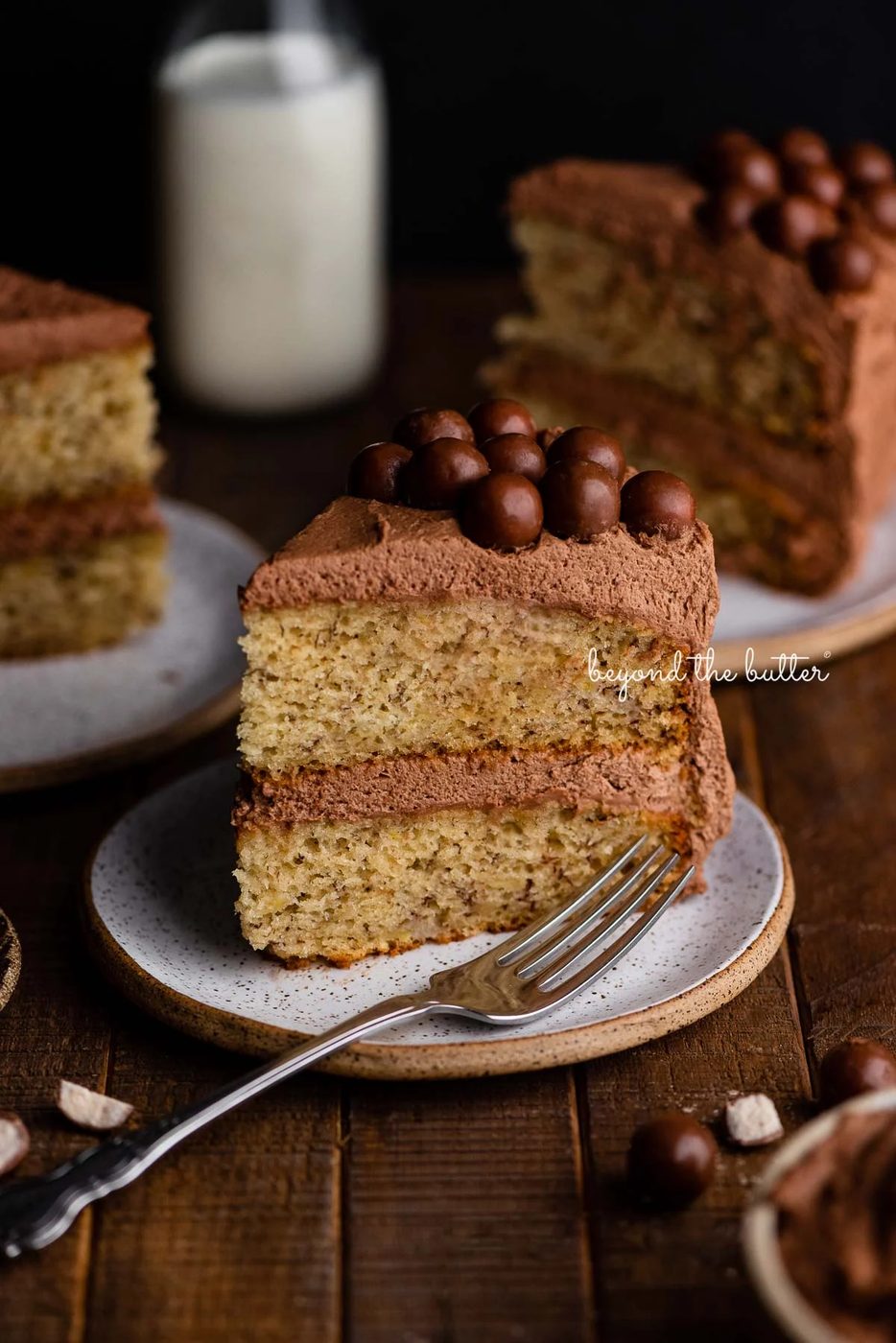 Slices of tender banana cake on ceramic dessert plates on a dark wood background | © Sovuh