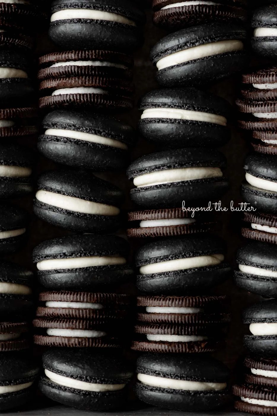 Stacked oreo macarons mixed with oreo cookies in a vintage baking tin | © Sovuh