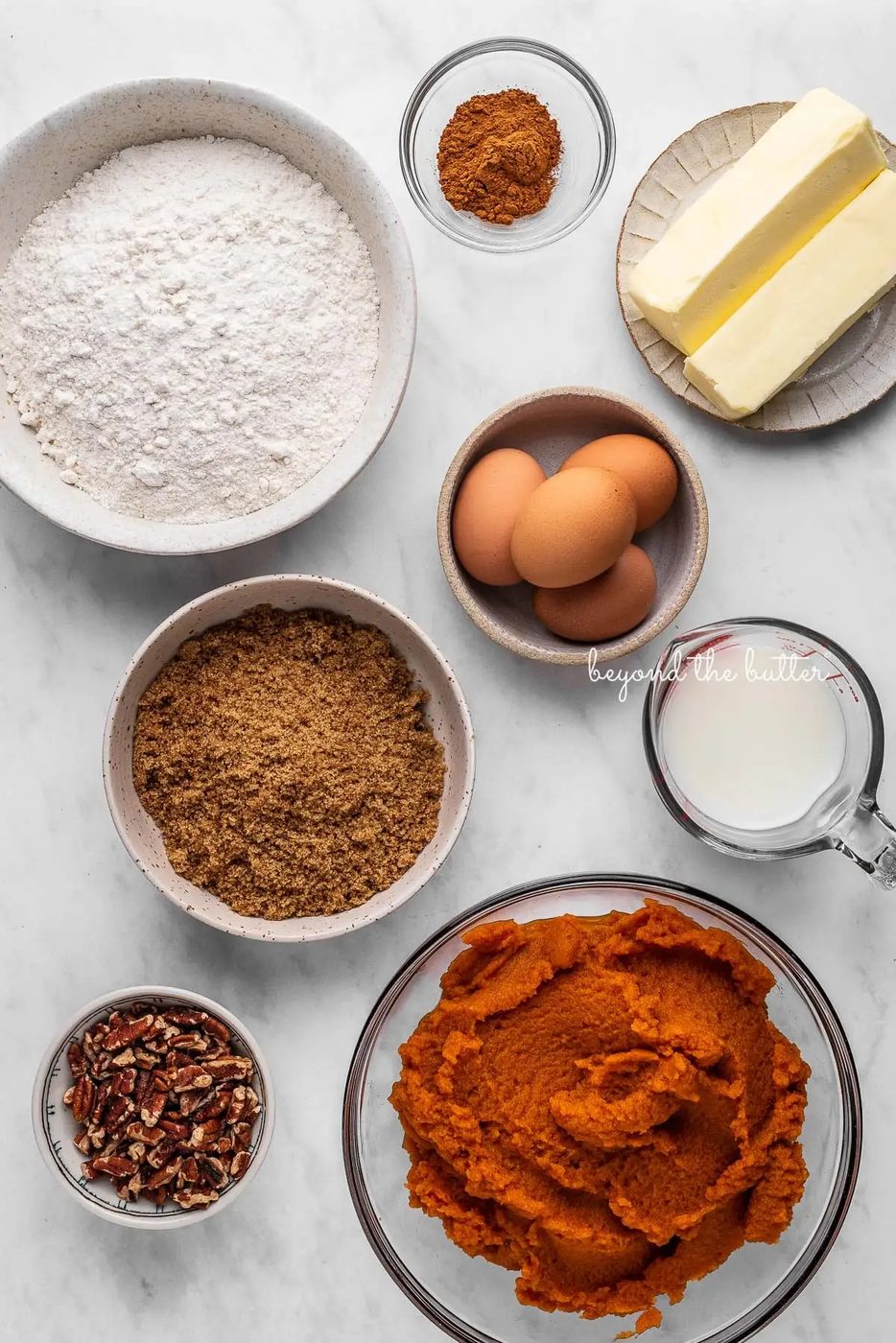 Ingredients of pumpkin pie cake bars on white marbled background | © Sovuh