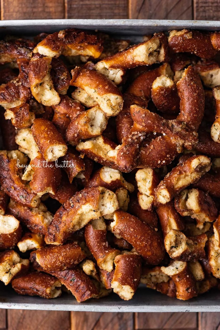 8 inch vintage square baking pan filled with seasoned pretzels | © Sovuh