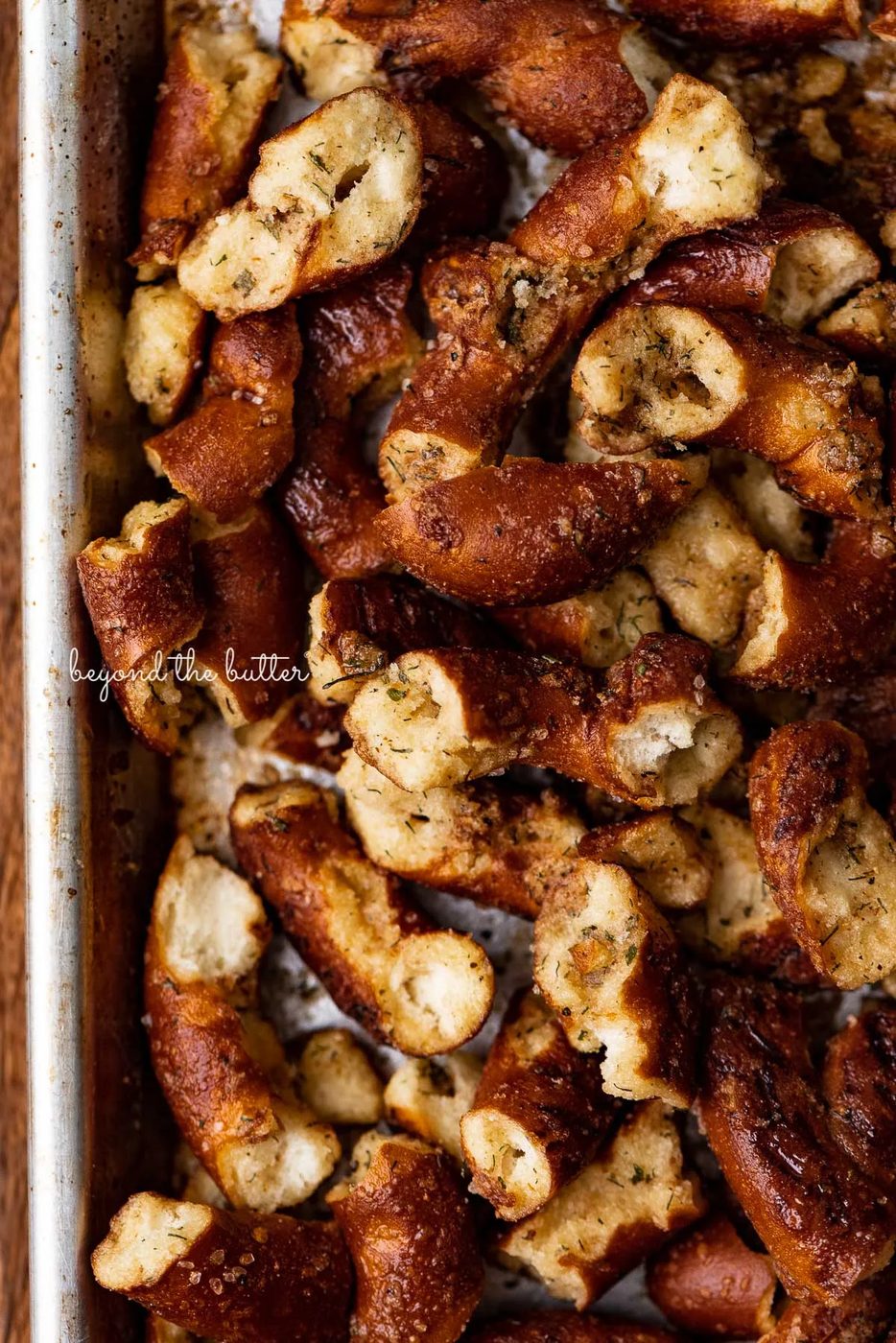 Baking sheet with just baked seasoned pretzels | © Sovuh