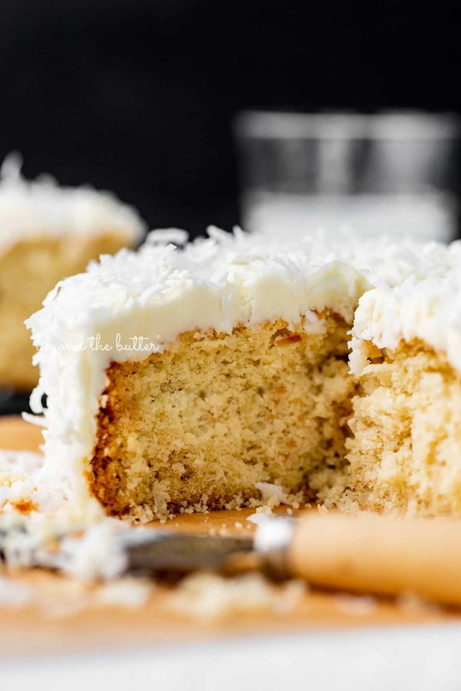 Sliced single layer coconut cake with black background | © Sovuh