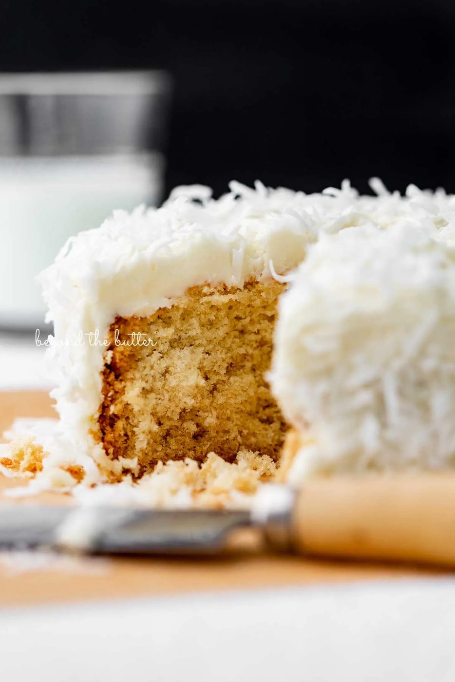 Sliced single layer coconut cake with black background | © Sovuh