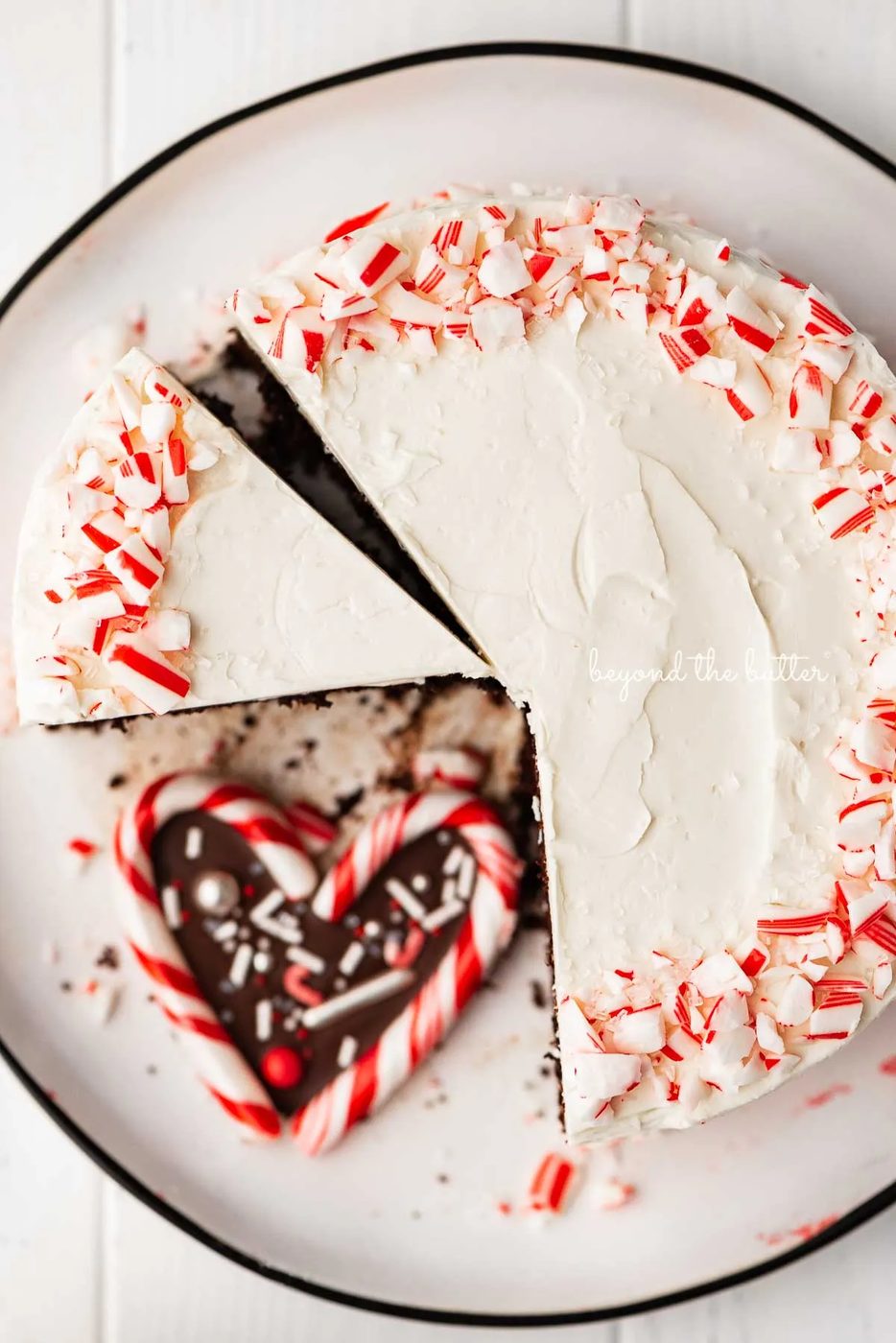 Single layer chocolate peppermint cake sliced with candy cane heart placed on the dessert plate | © Sovuh