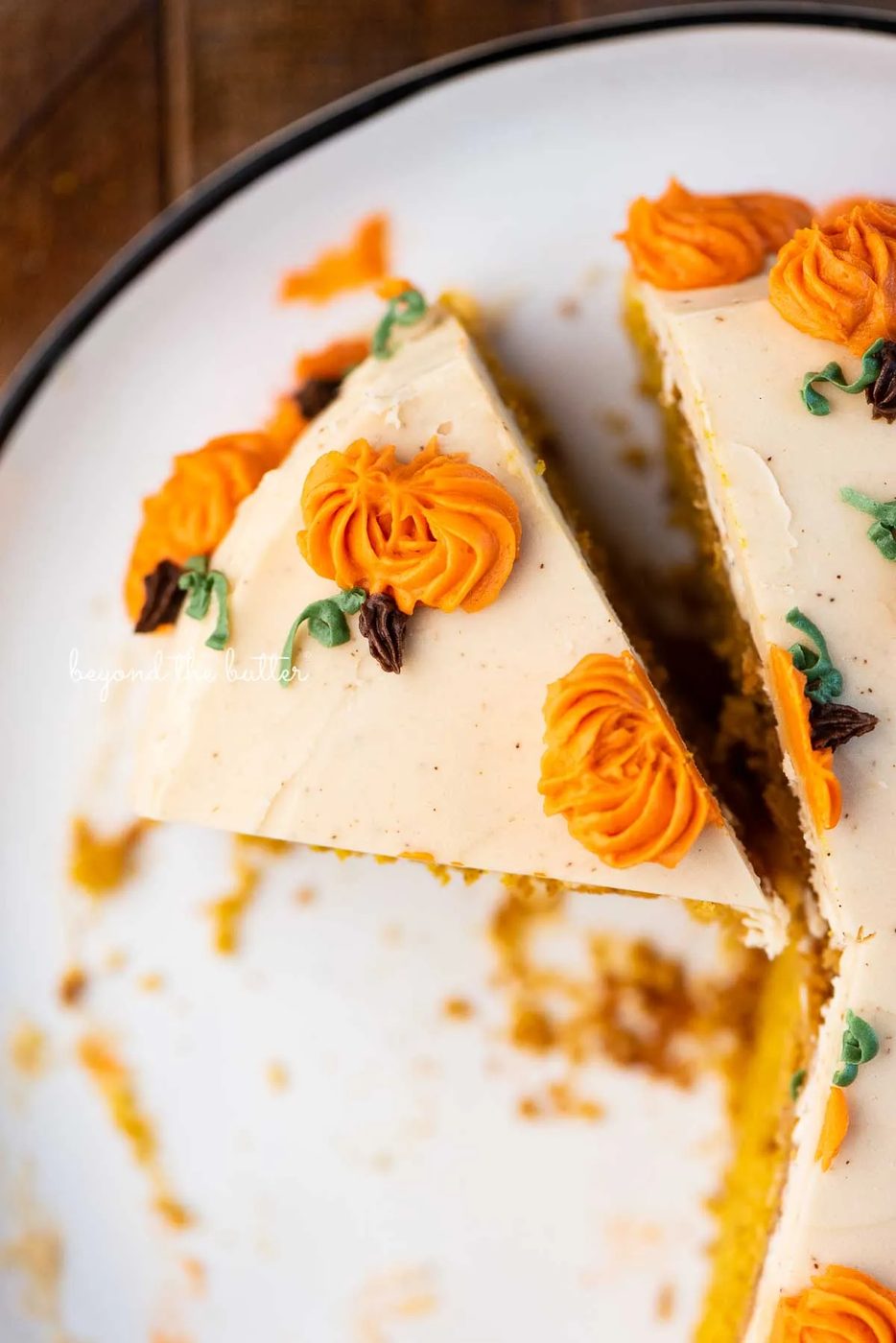 Cut slice of pumpkin spice cake on a black and white dessert plate | © Sovuh