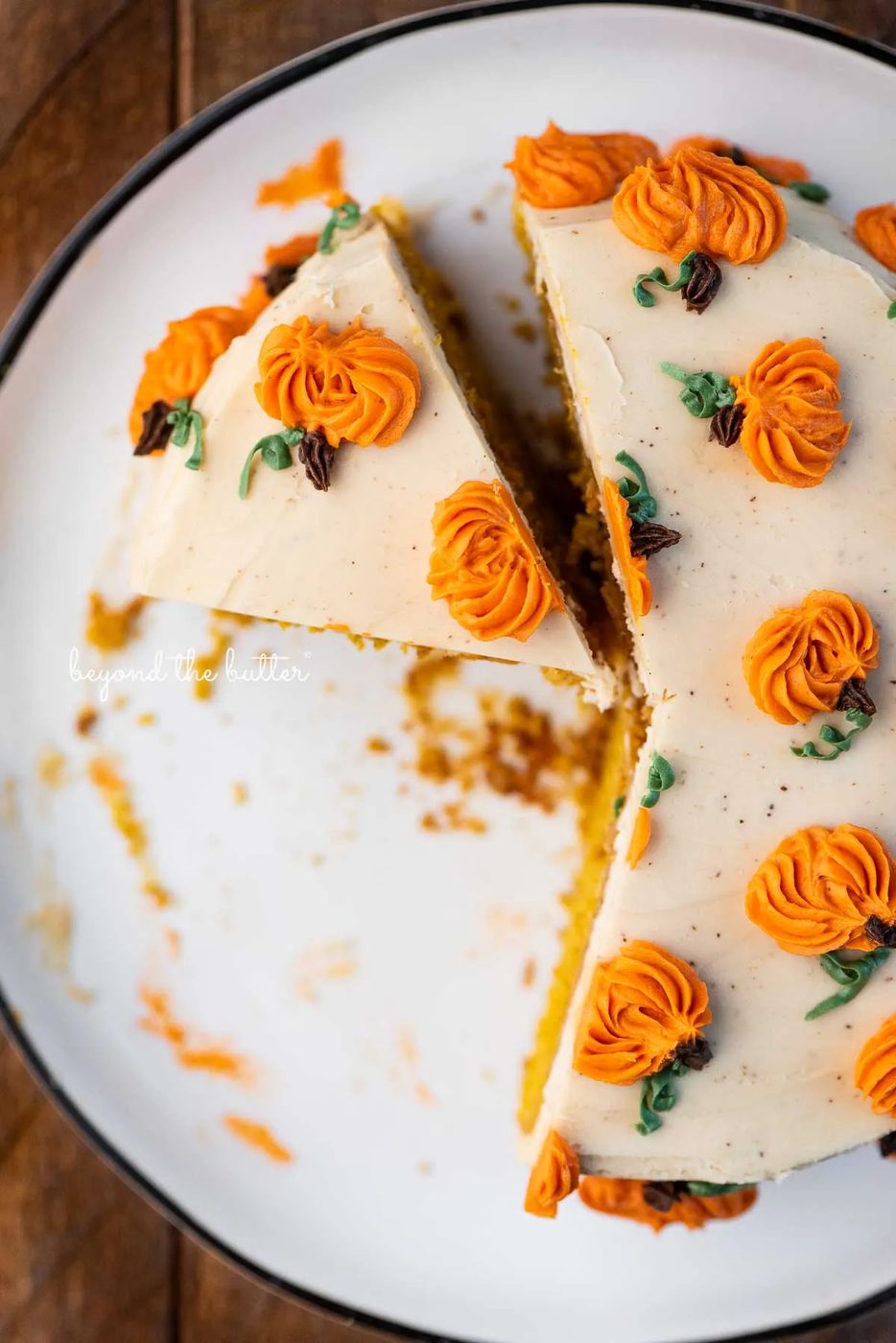 Slice of pumpkin spice cake on a black and white dessert plate | © Sovuh