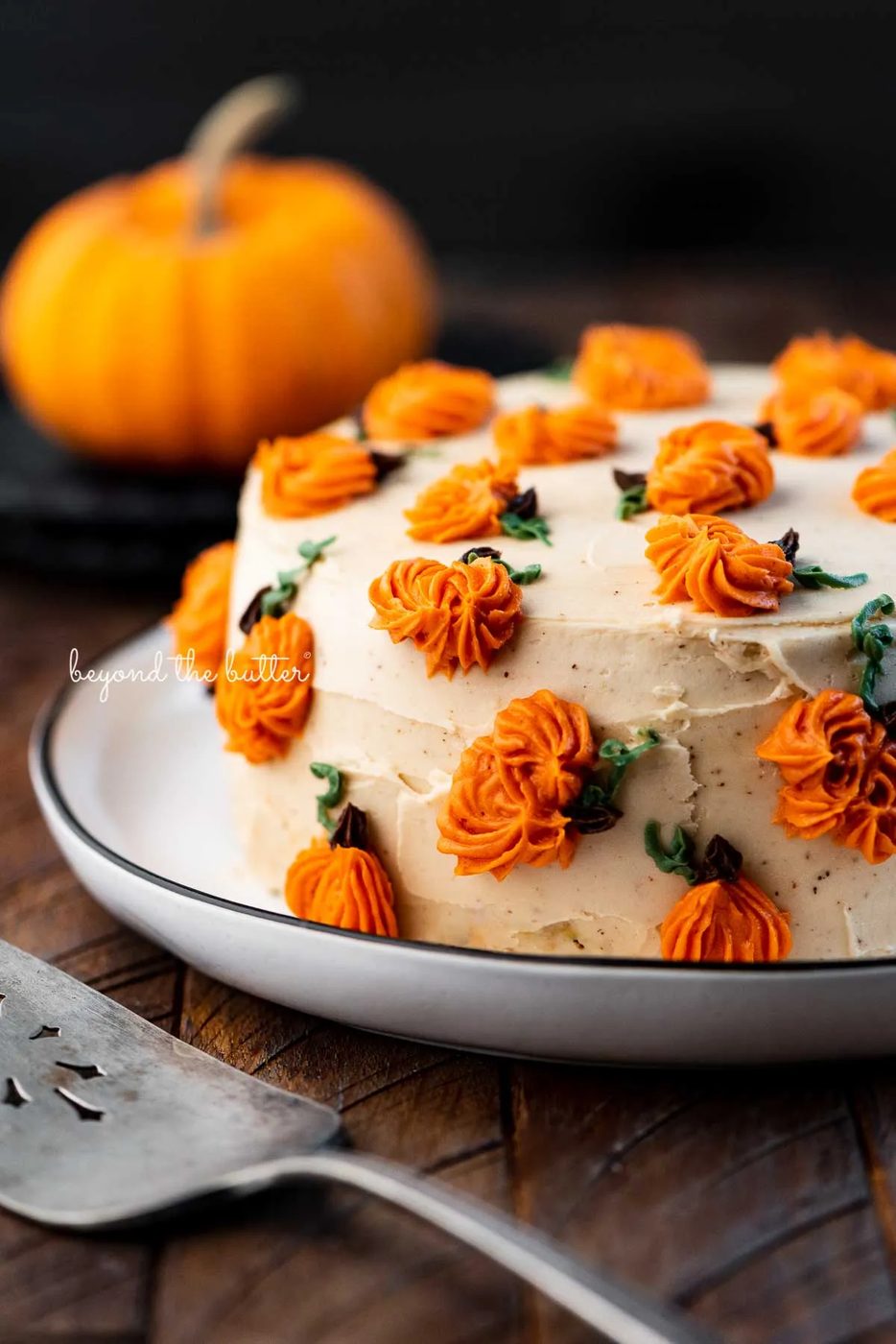 Single layer pumpkin spice cake on a black abd white dessert plate | © Sovuh