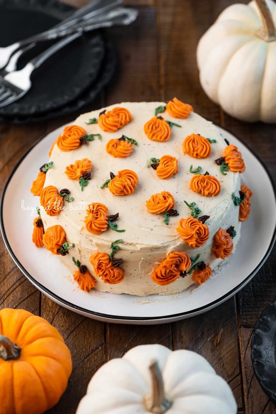 Single layer pumpkin spice cake on a black and white dessert plate | © Sovuh