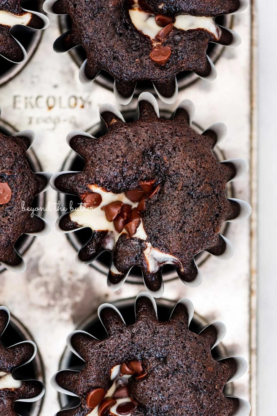 Vintage baking tin filled with small batch black bottom cucpakes from Sovuh.com | © Sovuh
