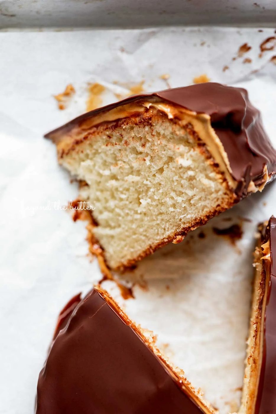 Small chocolate peanut butter tandy kake with a slice removed and placed on its side | © Sovuh