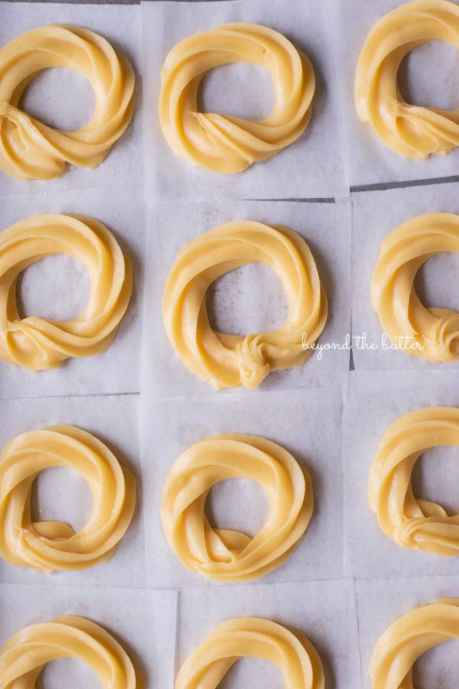 Piped chouz pastry rings ready for frying | © Sovuh