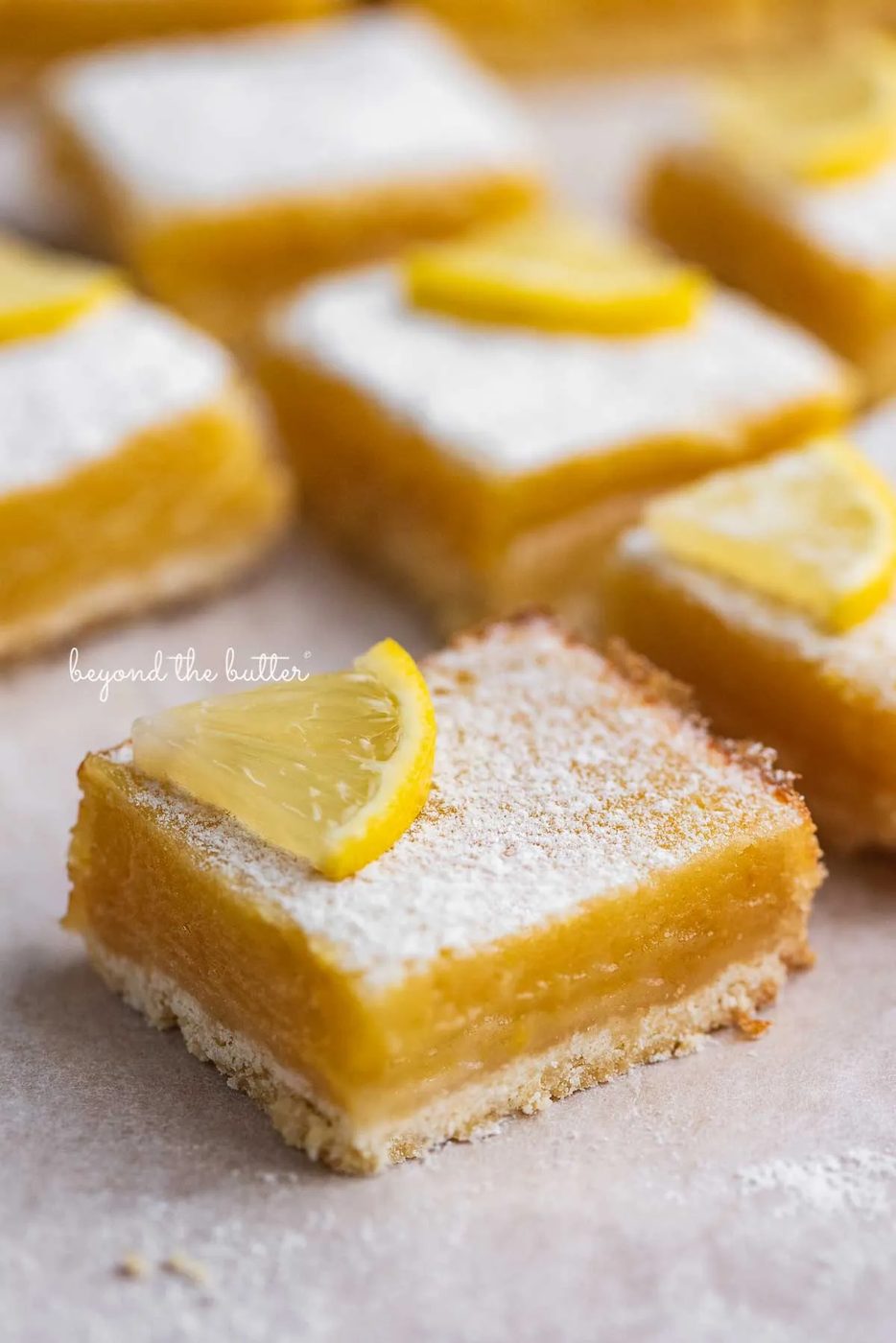 Straightforward lemon bars on parchment paper | © Sovuh