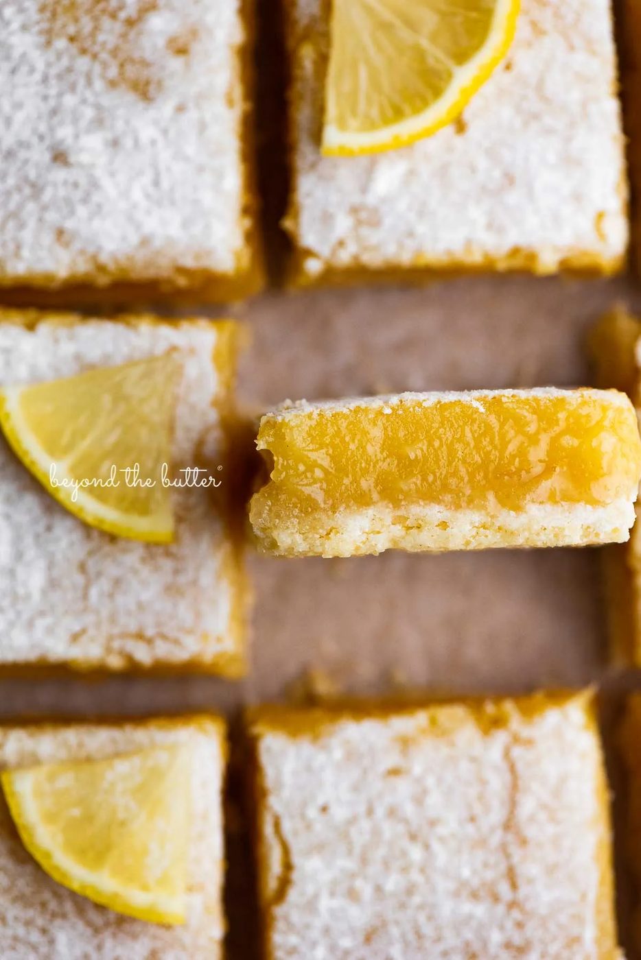 Straightforward lemon bars on parchment paper | © Sovuh