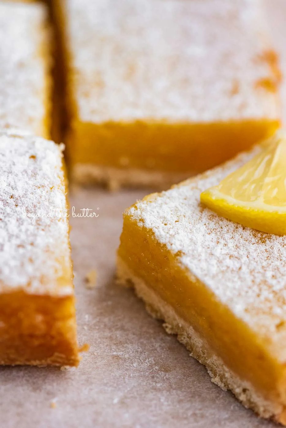 Straightforward lemon bars on parchment paper | © Sovuh