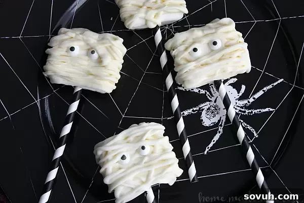 Phantom Puffs 3 Mummy Marshmallows on sticks, a seriously cute and easy Halloween dessert.
