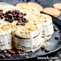 bolo de bolacha biscuit cake decorated with coffee beans
