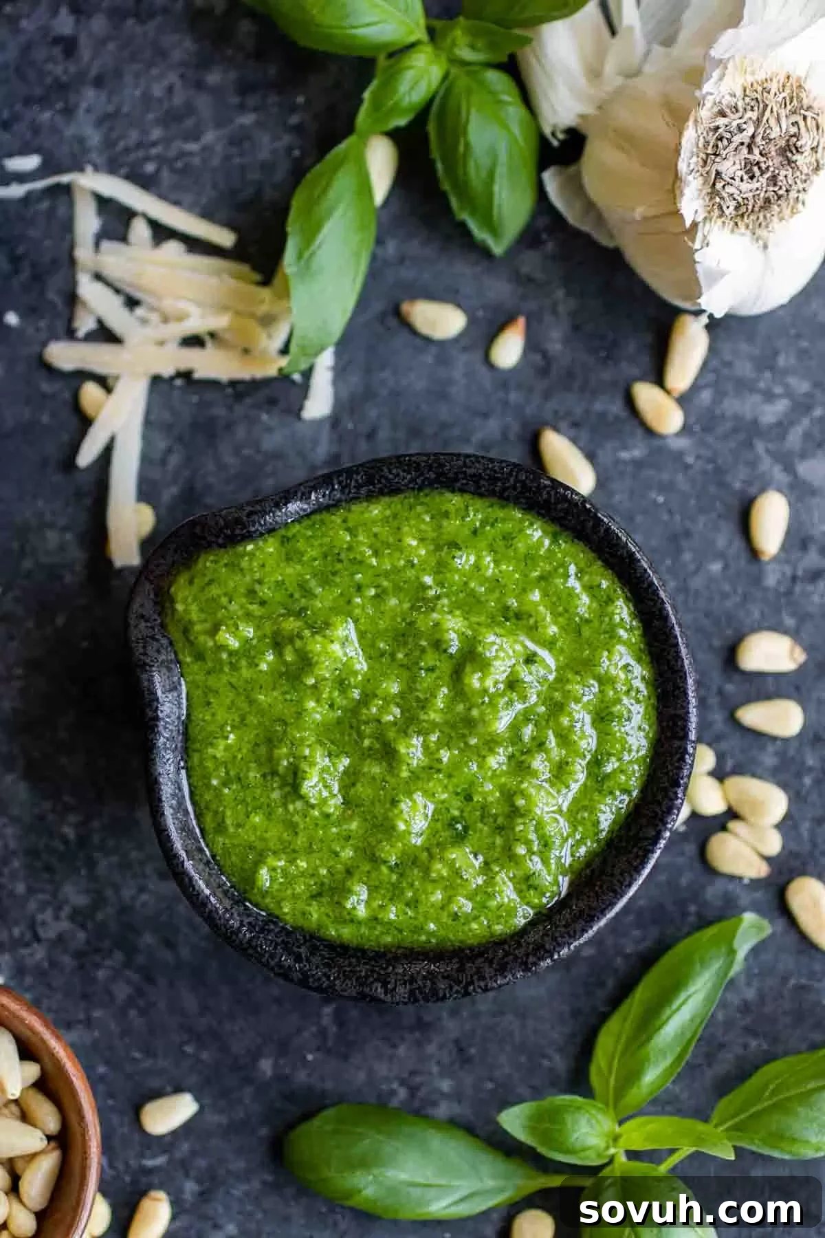 How to make basil pesto with basil and garlic