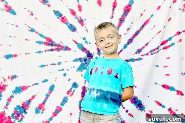 Simple red, white, and blue fruit pizza recipe, perfect for kids to help decorate. A healthy and festive Fourth of July dessert.