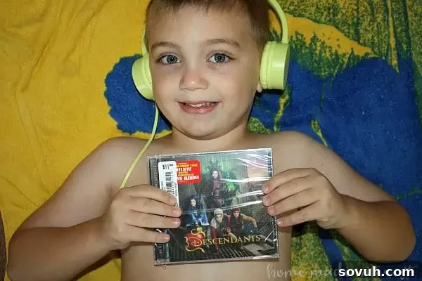 Disney Descendants soundtrack and DVD, great party favors or gifts for fans